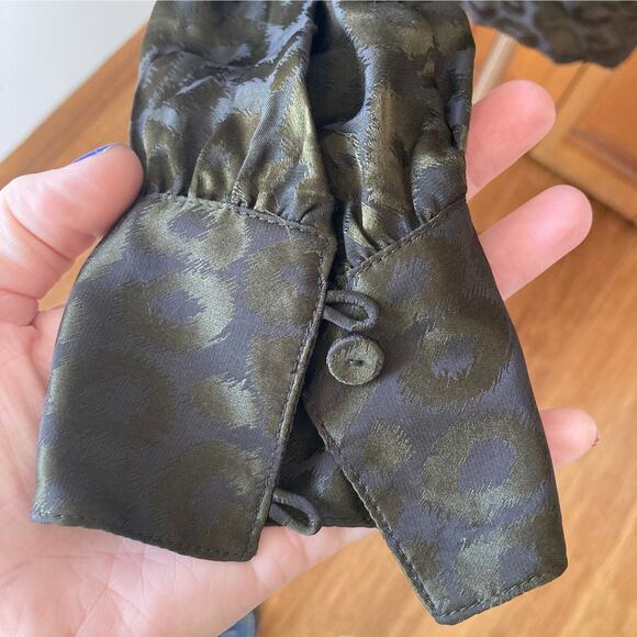 BCBGMAXAZRIA Green Animal Print Silk Blend Blouse, Size XXS - Picture 4 of 7